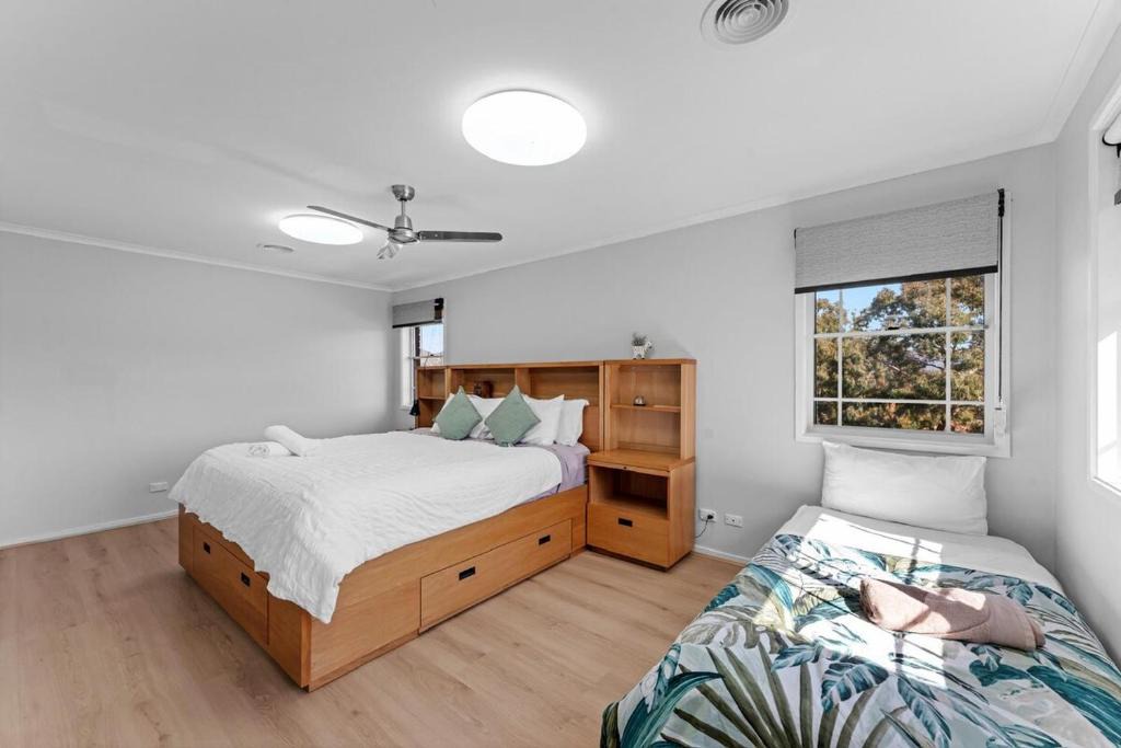 Gordon House | Stylish Canberra Home Comfort & Luxury 5BR 3bath 12 sleeps 1 entire home 8 beds
