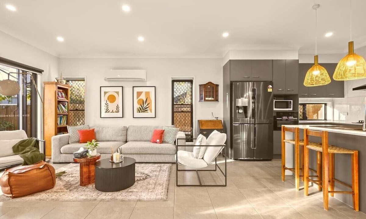 Upper Mount Gravatt House | Stylish Family Home w/A/C, 5 mins to Westfield
