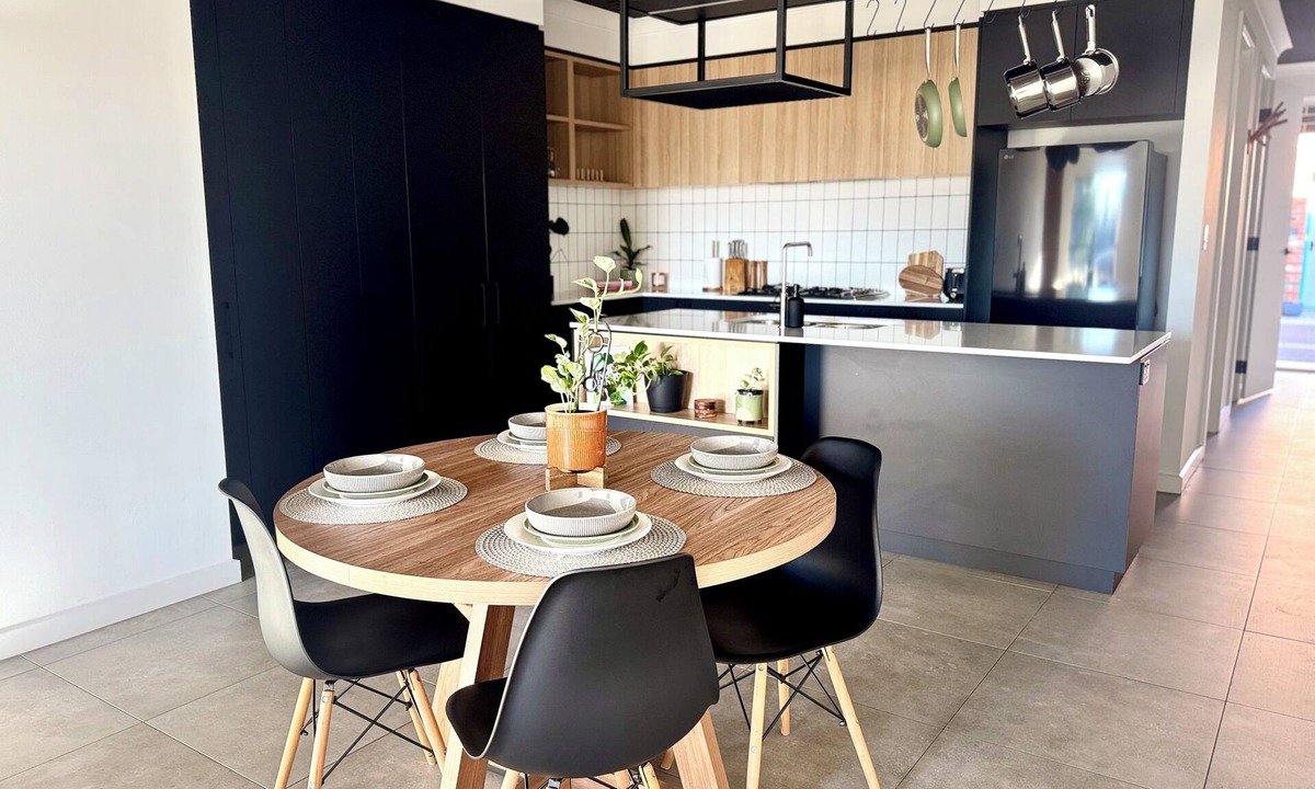 Bowden House | Stylish Industrial 2BR: Free Parking/Near CBD/Tram - Free fast wifi