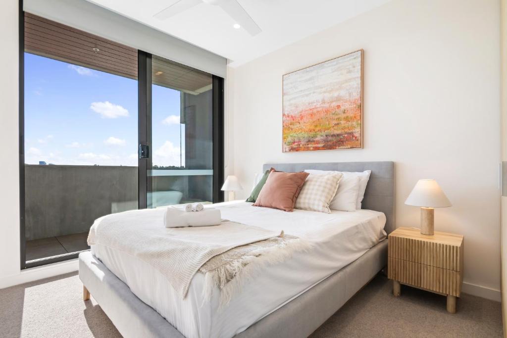 Caulfield South Apartment | Stylish & Modern 2BR with HUGE Balcony =& Car Park!