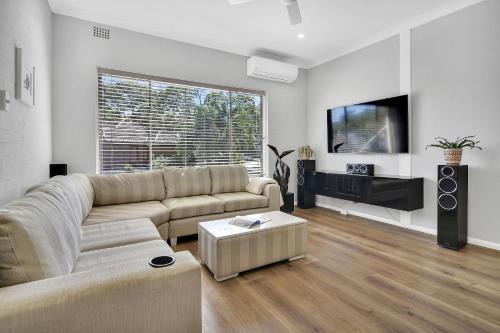 Mosman Apartment | Stylish, Sunny & Spacious 2 Bedroom Apartment, Mosman