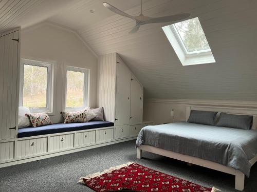 Armidale House | Summit House Armidale - 2 or 4 Bedrooms