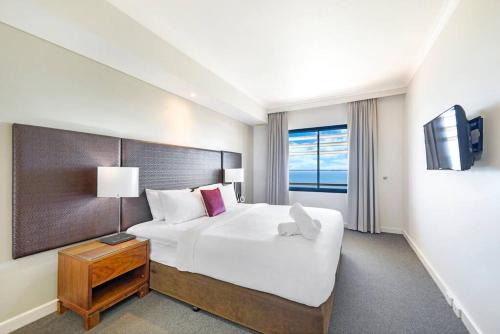 Darwin City Centre Apartment | Sundrenched and Scenic with Sprawling Water Views