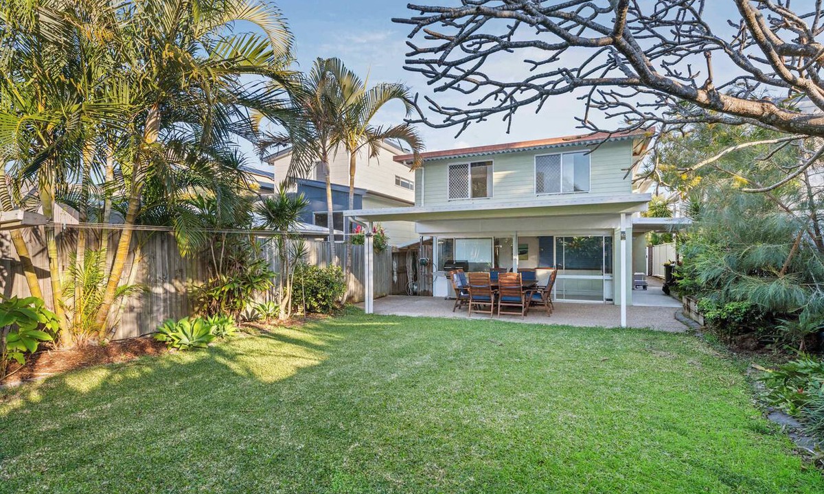 Lota House | Sunny Bayside Escape in Lota
