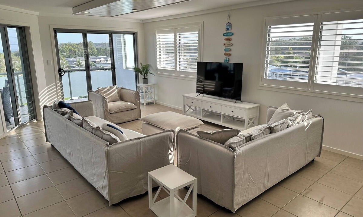 Red Head Apartment | Sunrise Ocean Views + Pool | 3 Bed Coastal Retreat, 3hrs Sydney