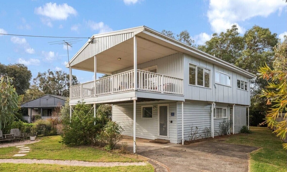 Ventnor House | Sunset views close to Red Rocks beach. Pet friendly.