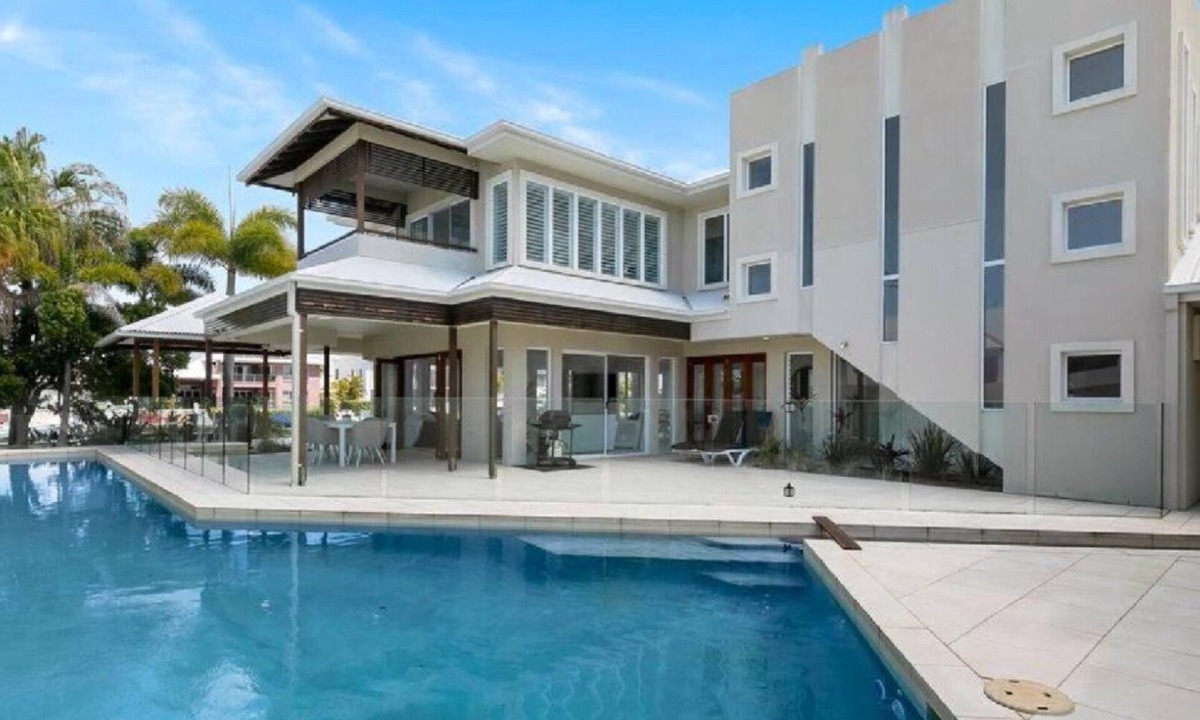 Banksia Beach House | 'Sunset Views On Banksia Canal'
