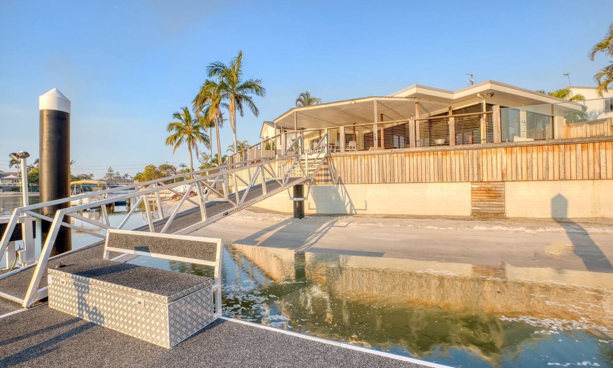 Broadbeach Waters House | Sunset Waters- Wrap-around Point Position with Wide Water Views