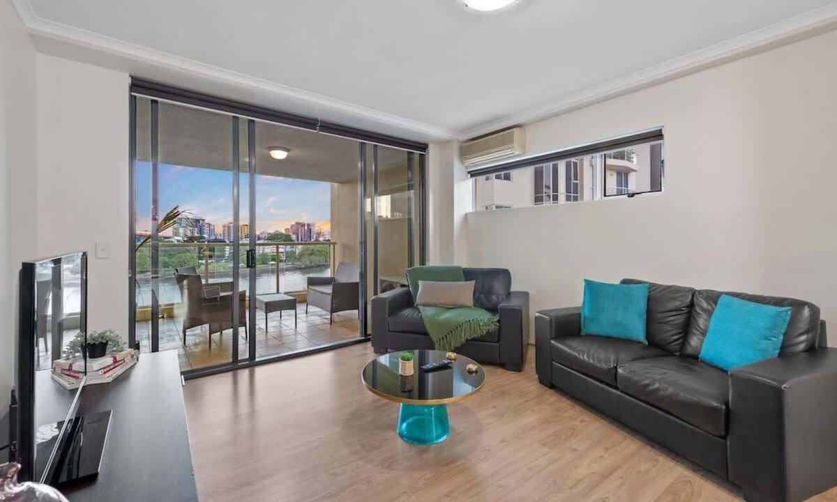 Brisbane Apartment | Superb! 2Bed, 2Bath, 1Car, VIEWS ~ CBD