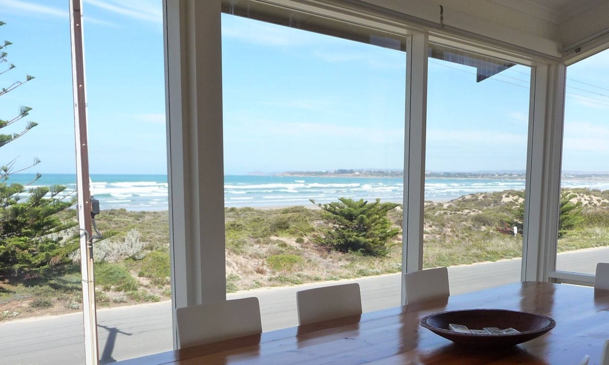 Middleton House | Surfers Parade - Outstanding Panoramic Surf and Coastal Views - 'Willows'