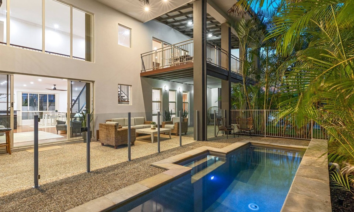 Kingscliff House | Surfmist by the Beach – Pet Friendly with Pool