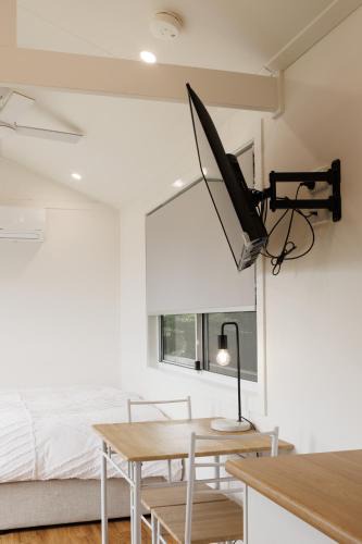 Wollongong Ski Chalet | Sweet beautiful TINY HOME with pool and 2 minute drive to the beach