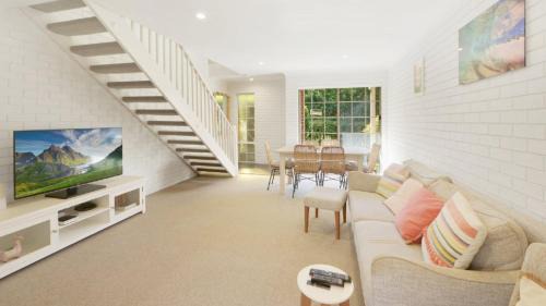 Copacabana House | Swells At Copa - Stroll To The Beach and Shops