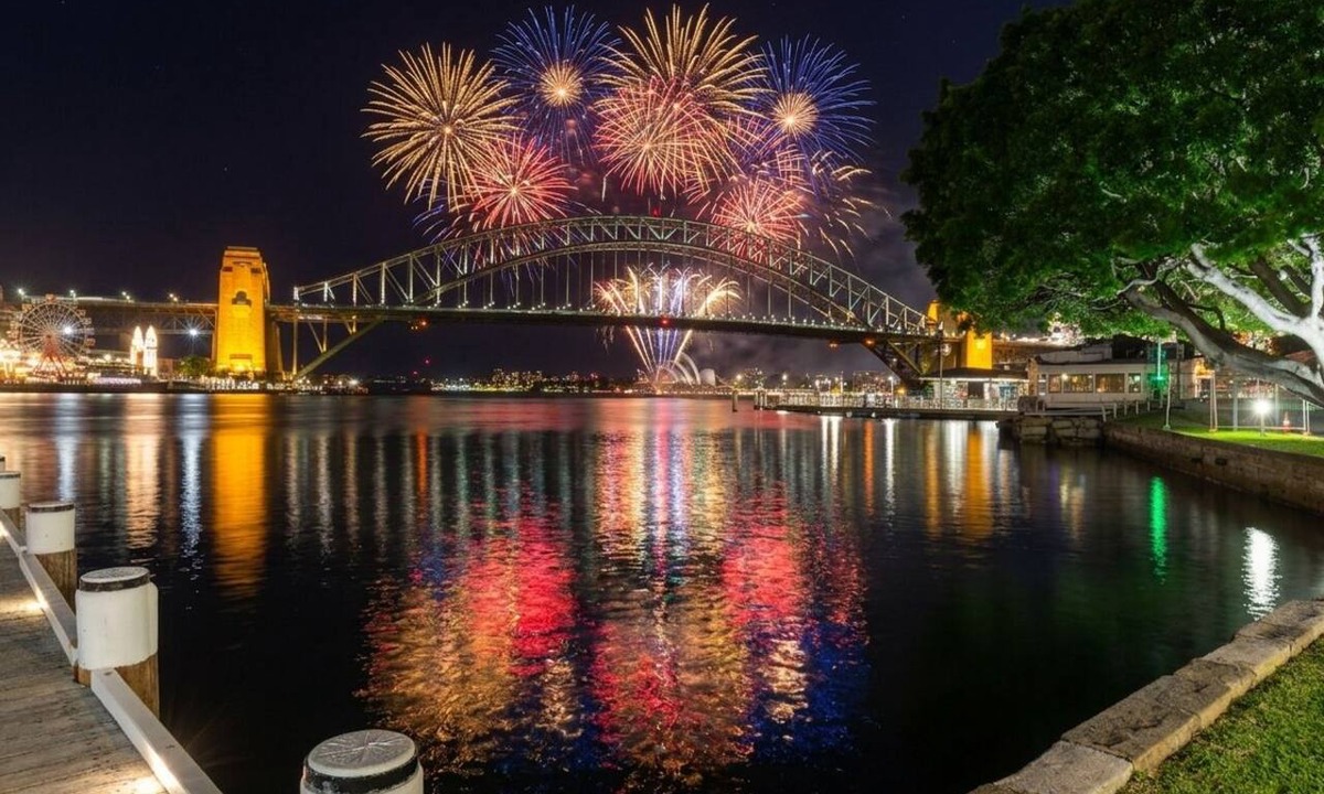 McMahons Point Apartment | Sydney Harbour Bridge Views at Pool | Sleeps 4 | Parking