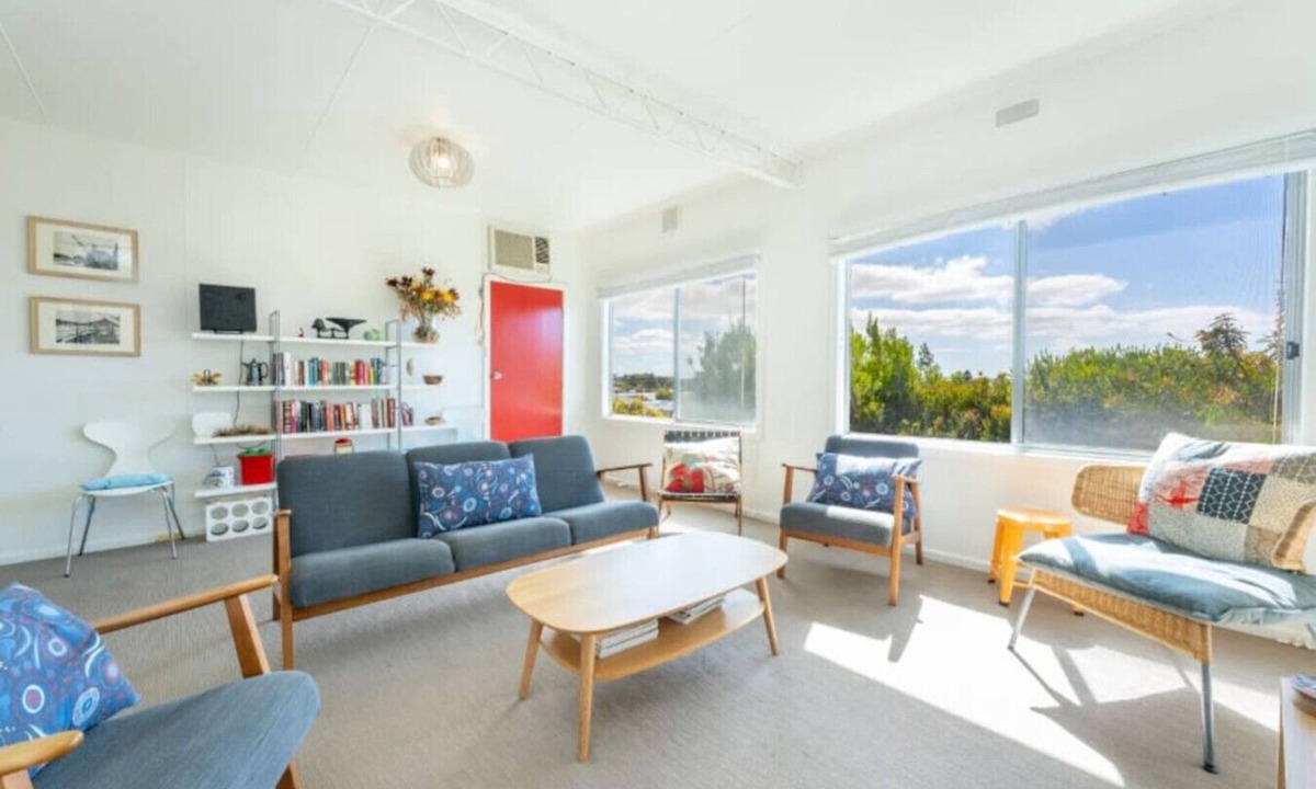 Goolwa Beach House | Syd’s Place—Retro Seaside Haven Upstairs