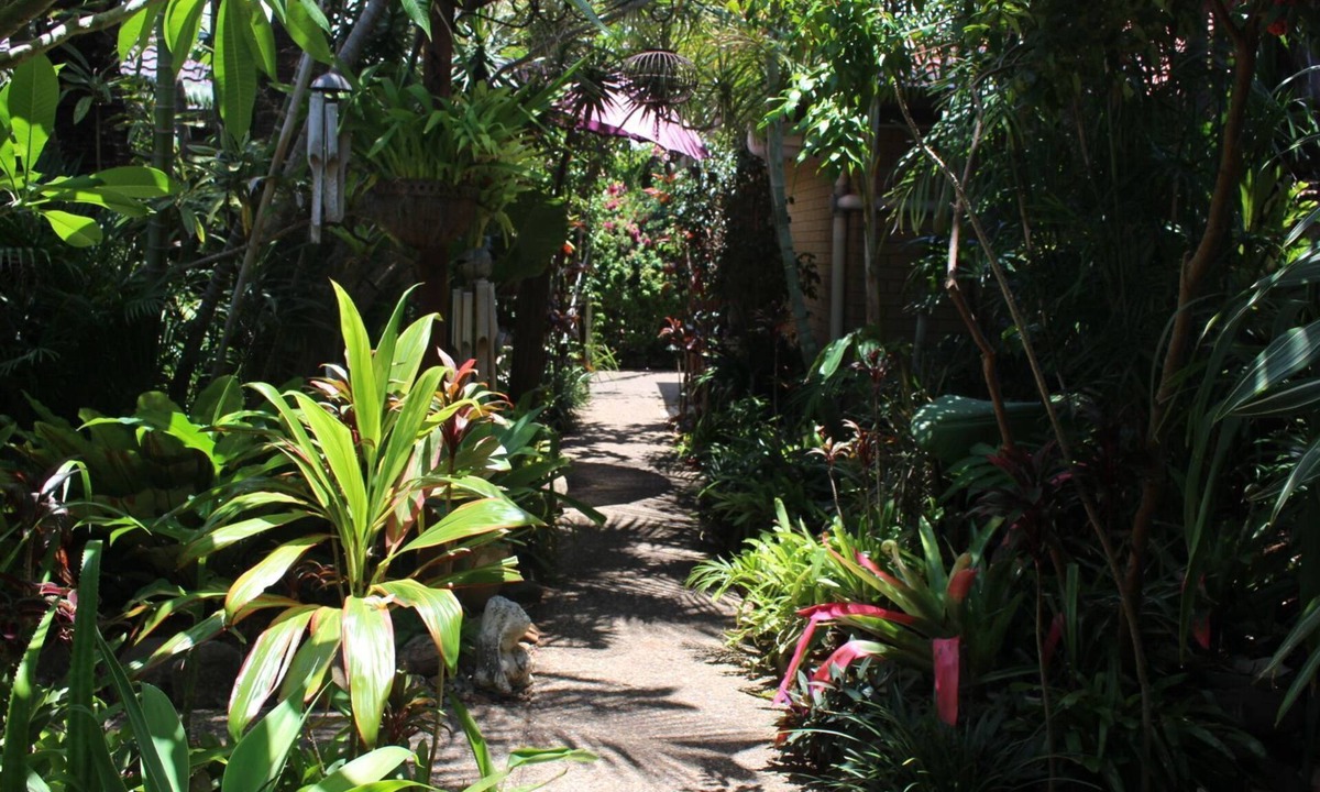 Suffolk Park Apartment | Tallows Beach Sanctuary, beachside unit, walk to beach and shops. WIFI, Netflix