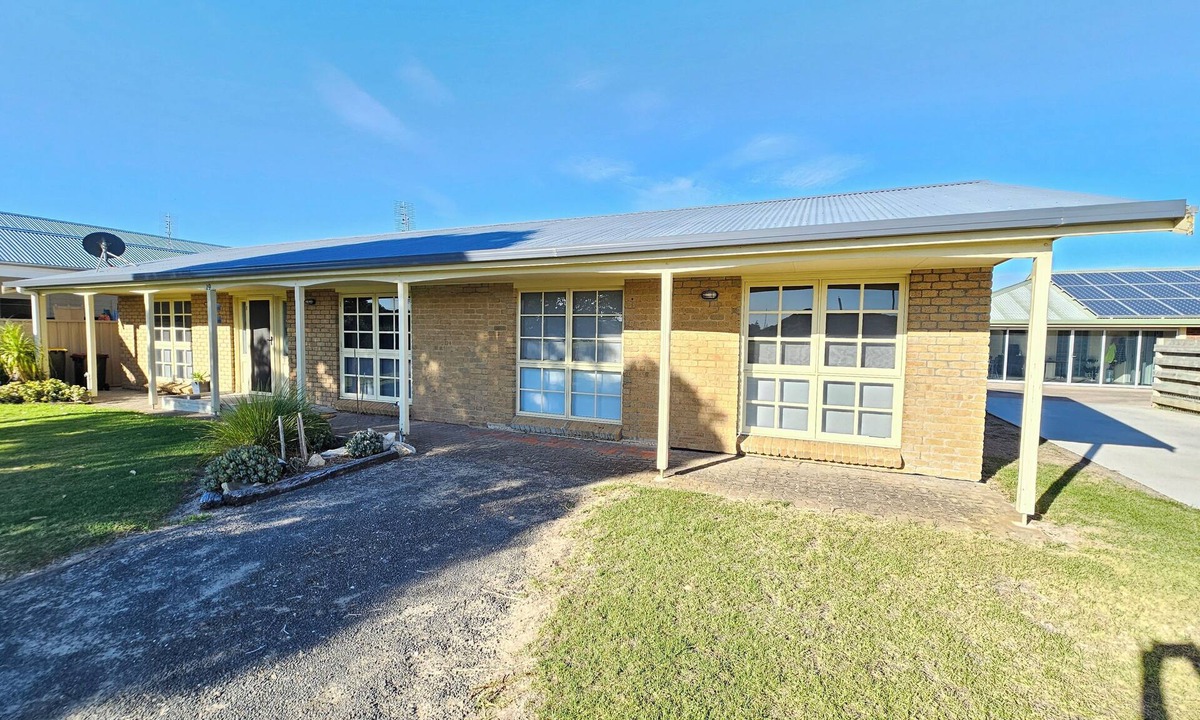 Waterhouse House | The 19th Green - Located near the golf course! Pet Friendly - Outside Only