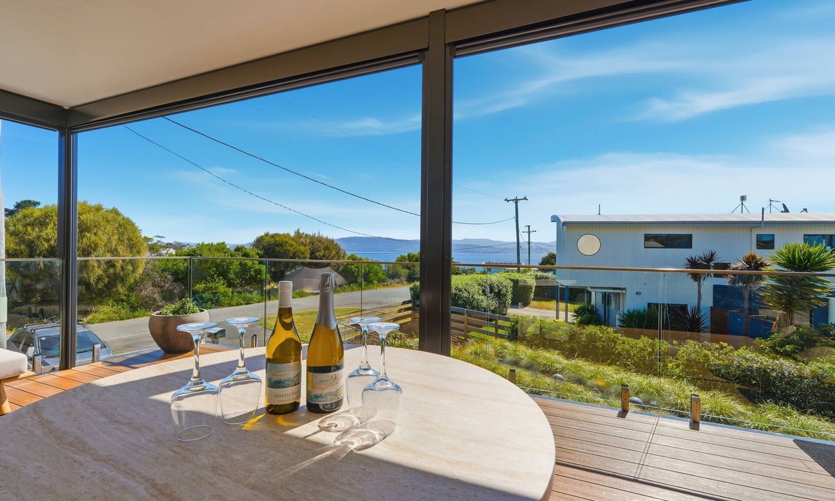 Opossum Bay House | 'The Bay Escape' Opossum Bay Tasmania 7023 - Beach side suburb 40 mins to Hobart