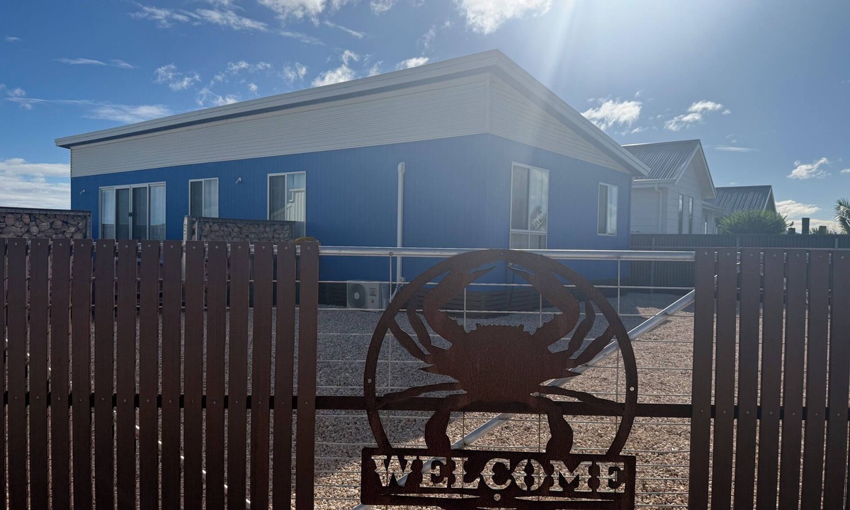 Port Victoria House | The Blue Swimmer-Lovely holiday home with distant sea views. Free Wifi!