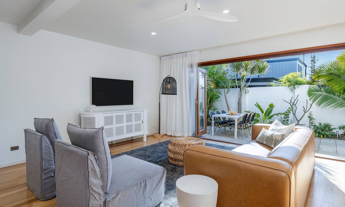 Merewether House | The Boathouse at Merewether - Walk to Beach