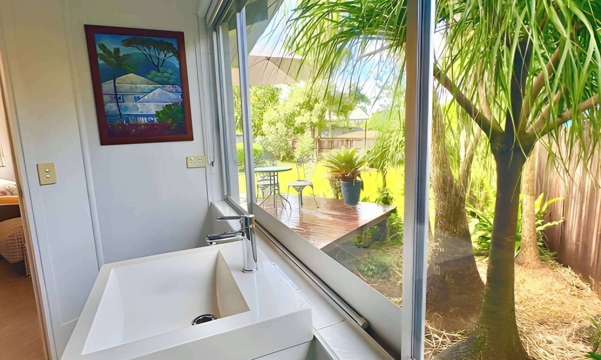 Whitfield Apartment | The Buddha Studio, modern & private, moments from Cairns cultural hub & airport.