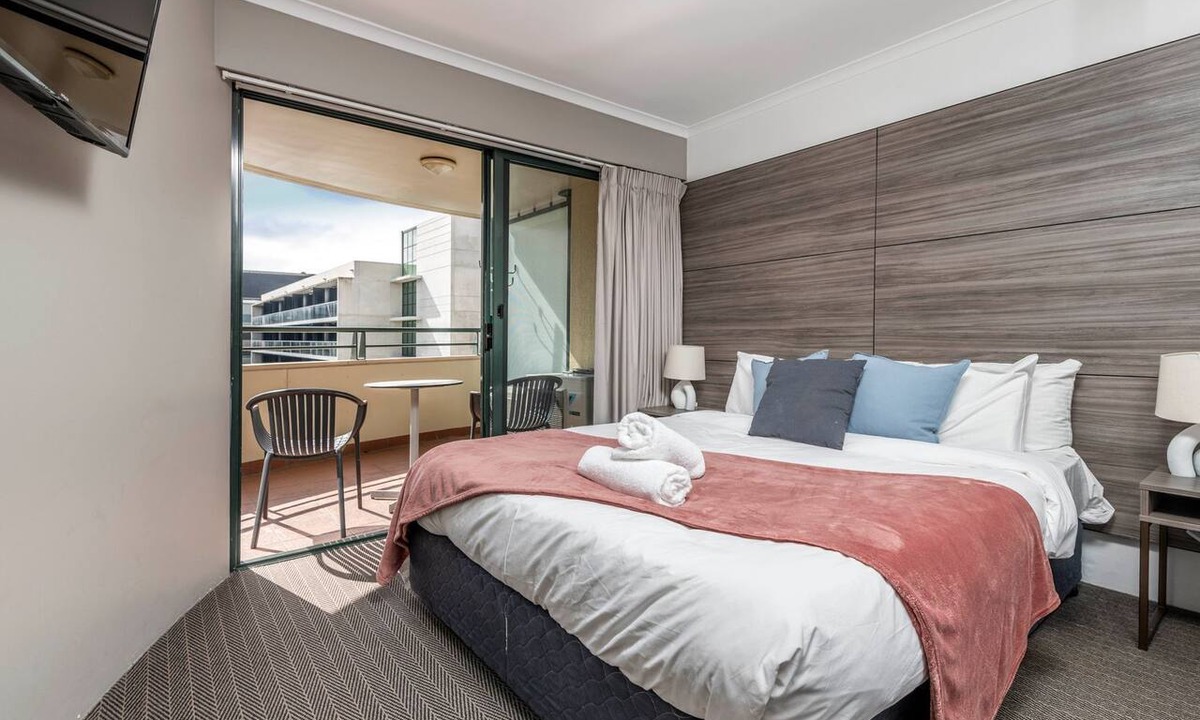 Braddon Apartment | The Capital Dip Pool, Gym & Braddon Living