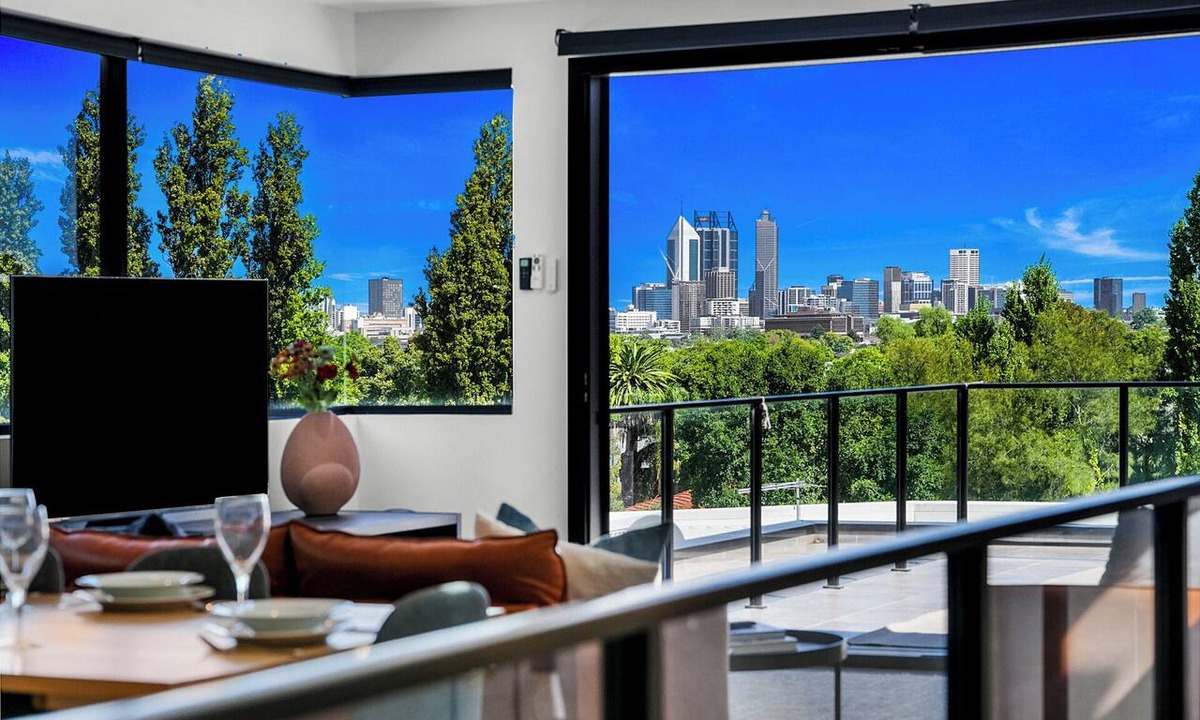 Maylands House | The Crescent | City Views | Jacuzzi | Luxe Home