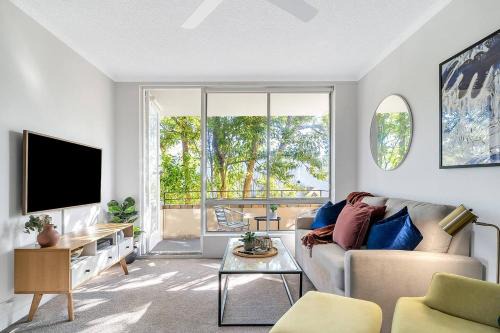Crows Nest Apartment | 'The Crows Nest=' - Stylish =& Chic, North Sydney