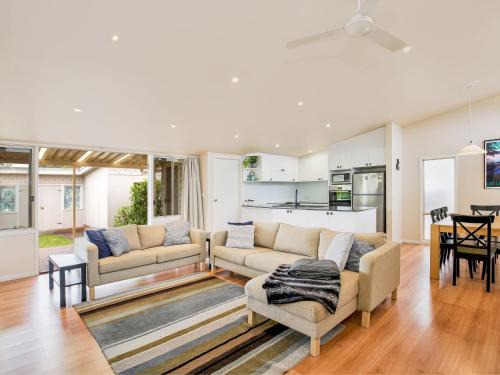 Culburra Beach House | The Deckhouse I Pet Friendly I 2 Mins to Beach