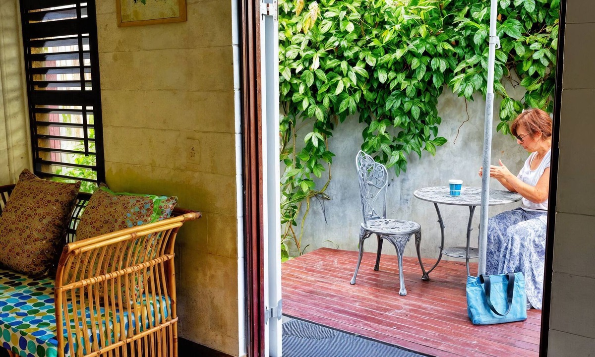 Whitfield Apartment | The Gallery Studio, modern, close to airport & CBD for short or long term stays.