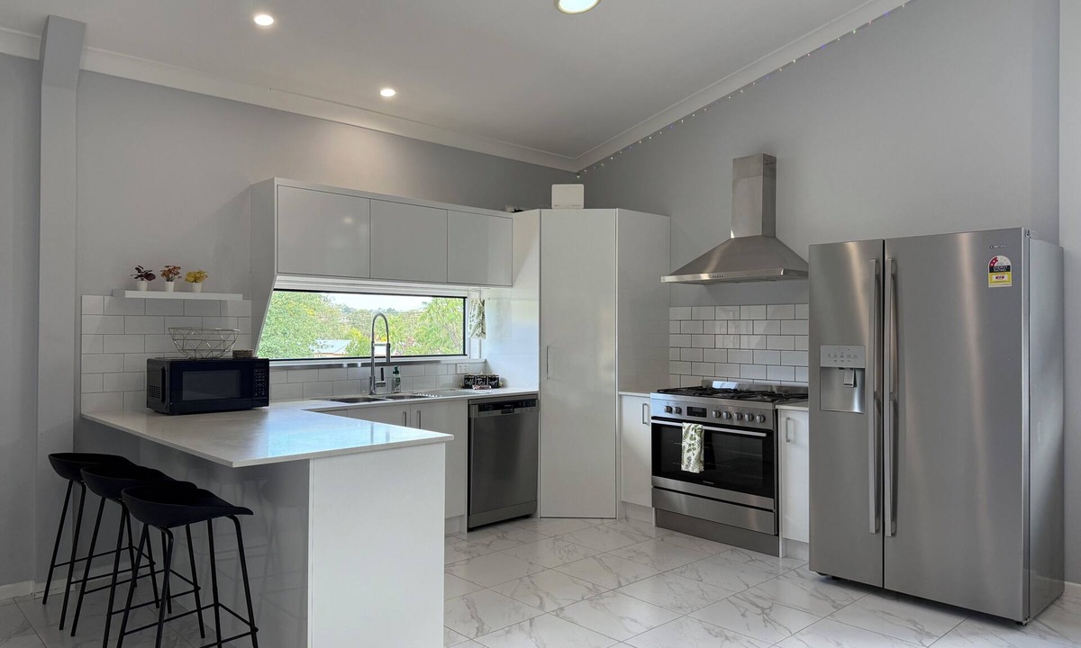 Stanthorpe Hotel | The Green Shouse. 2 Bedroom house, cosy wood fire