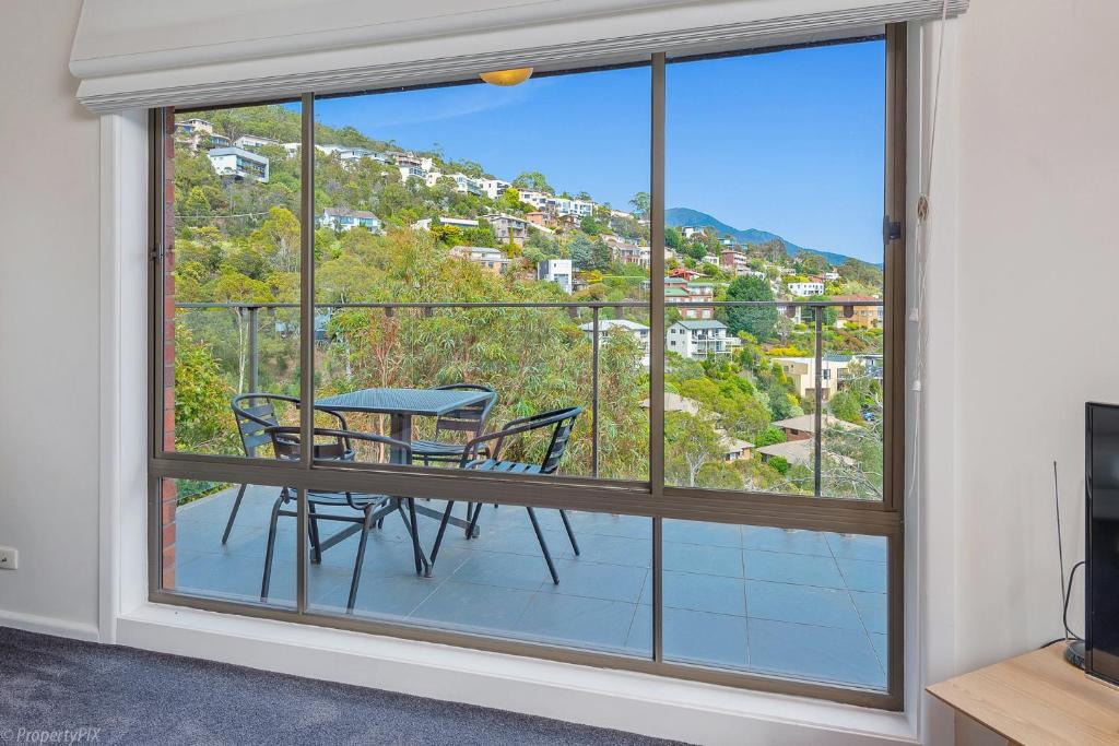 Sandy Bay Apartment | The Lookout