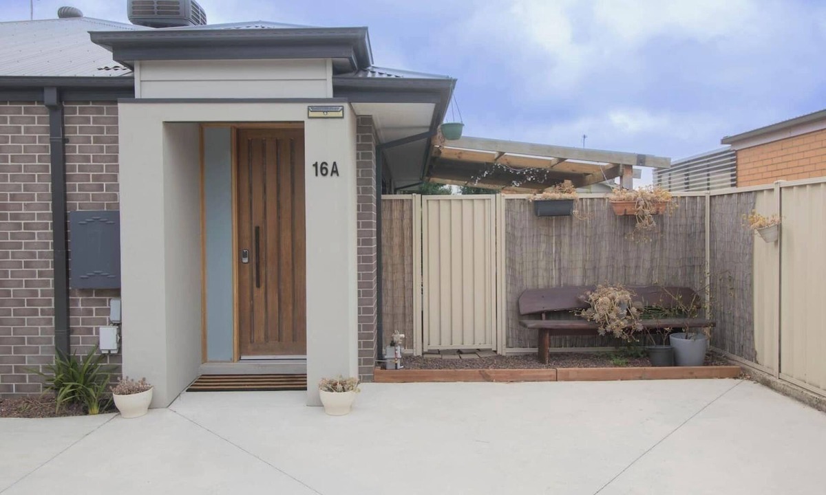 Alfredton House | The Modern on Longley - 4 Bedroom Townhouse