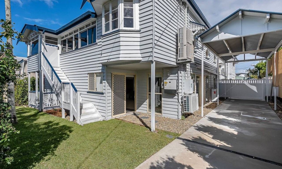 Margate Apartment | The Palms - private yard & parking, 200m to beach