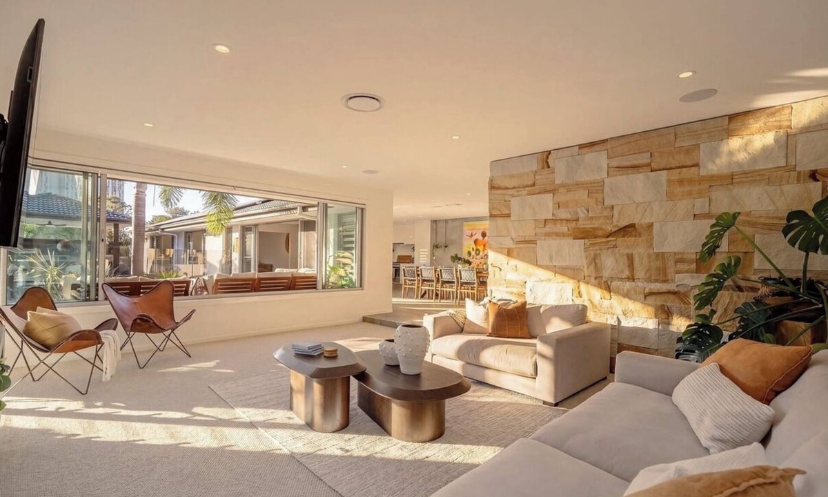 Burleigh Waters House | The perfect family home 400mtrs from Burleigh Beach & 300mtrs from James Street.