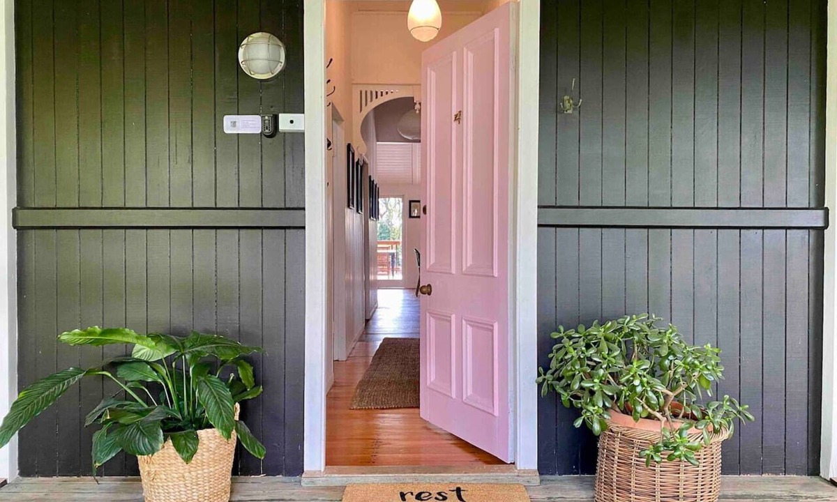 Maleny Cottage | The Pink Door - 3 Bedroom Cottage - Walking Distance to Town