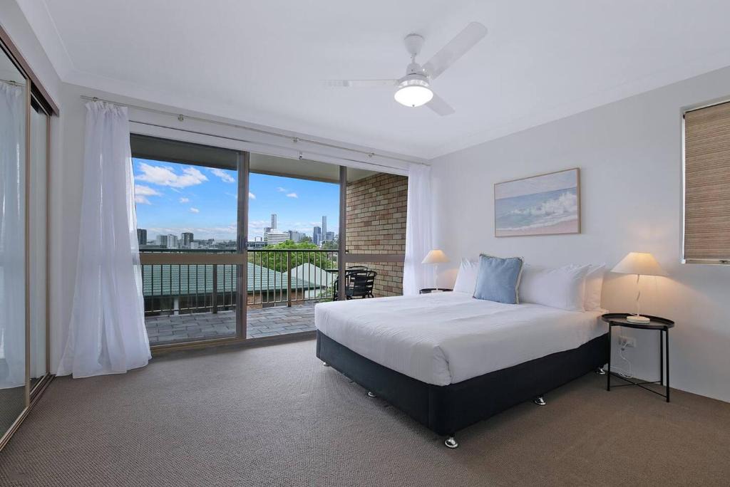 Auchenflower Apartment | The Poolside Perch - A Breezy Balcony Gem
