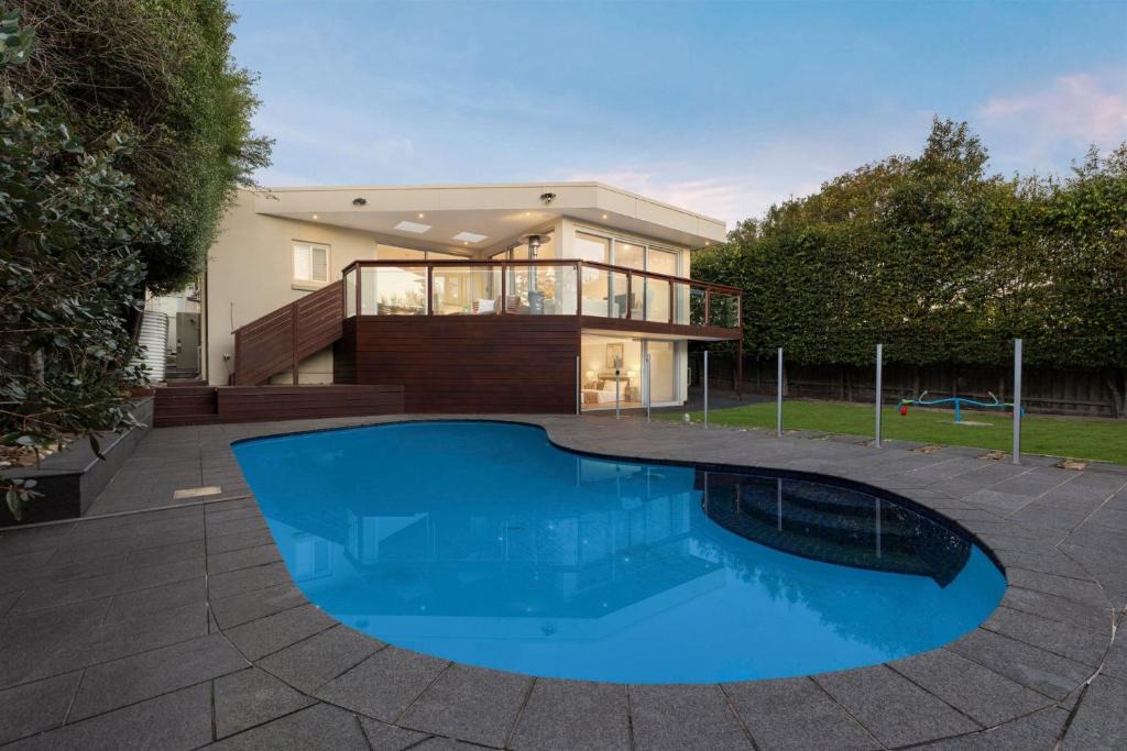 Ashwood House | The Silver Splash Poolside Living in Ashwood