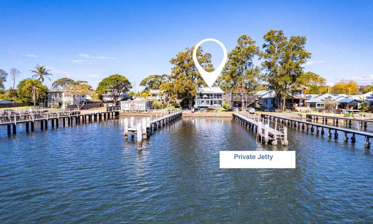 Woy Woy House | The waterfront retreat with private jetty and games room (Pet friendly!)
