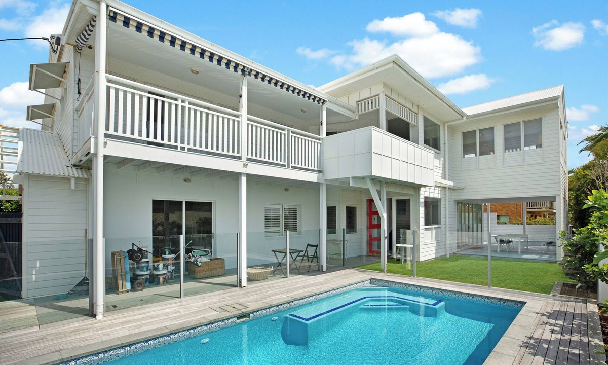 Peregian Beach House | The White House 2 minute walk to the beach