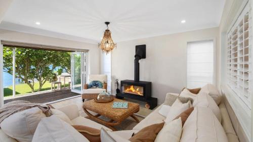Wagstaffe House | 'Tofua - Absolute Waterfront' by HolidayCo