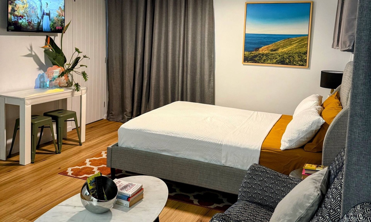 North Boambee Valley Apartment | Town-to-beaches Living I Studio for travelling solo, with bestie, or as couple.