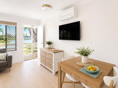 Urangan Resort | Tranquility Lakeside Villa - Resort Pool -Walk to Beach