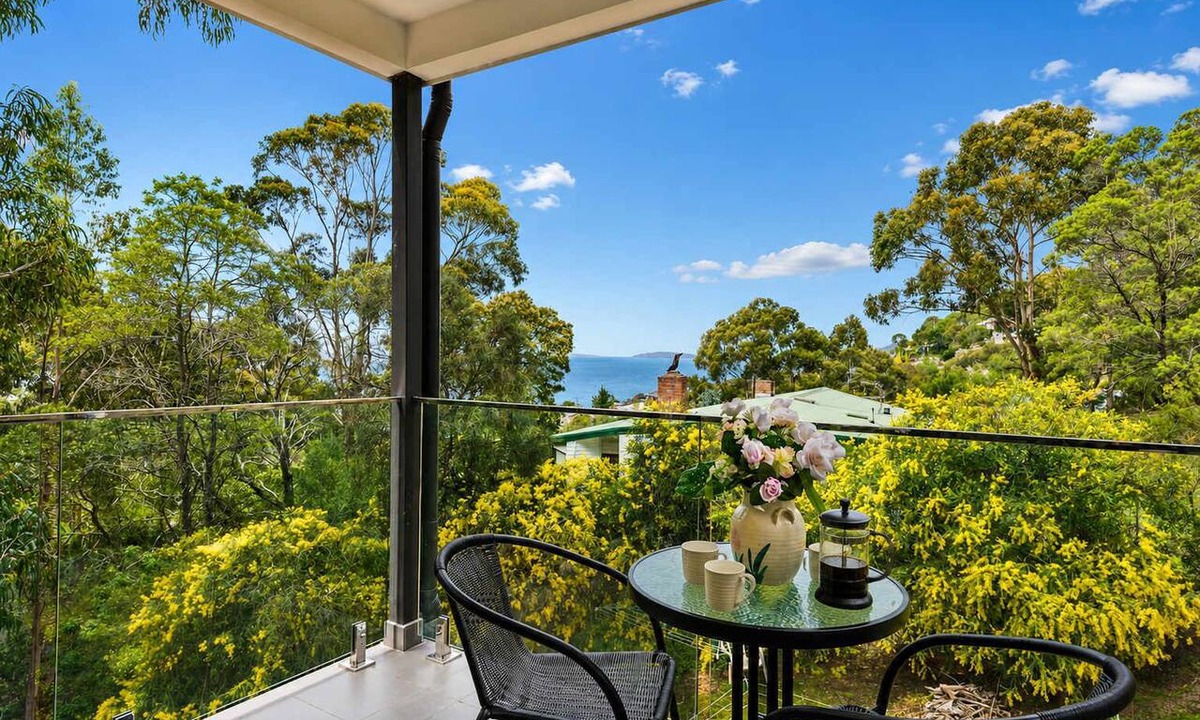 Taroona House | Treetops-Large Home 9km to CBD Sleeps 10.