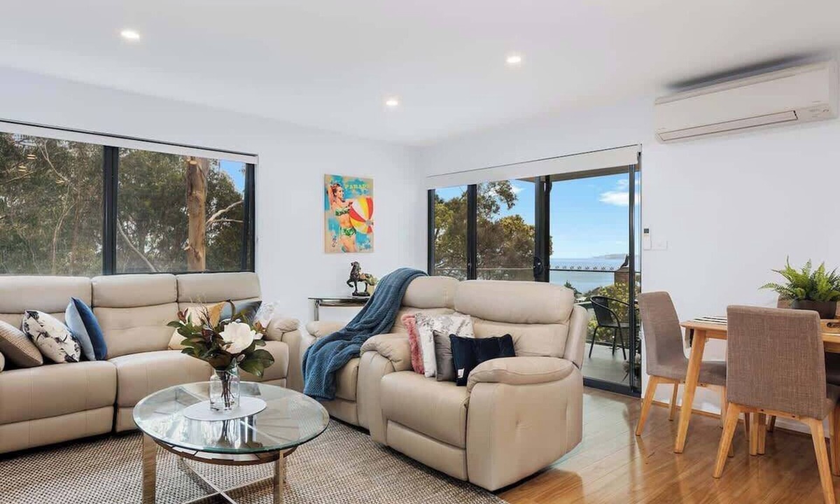 Taroona House | "Treetops Retreat" Sleeps 10, 3 Baths - Peaceful.