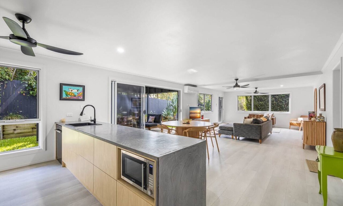 Yaroomba Apartment | Trendy 2-Bed Home with Outdoor Entertainment