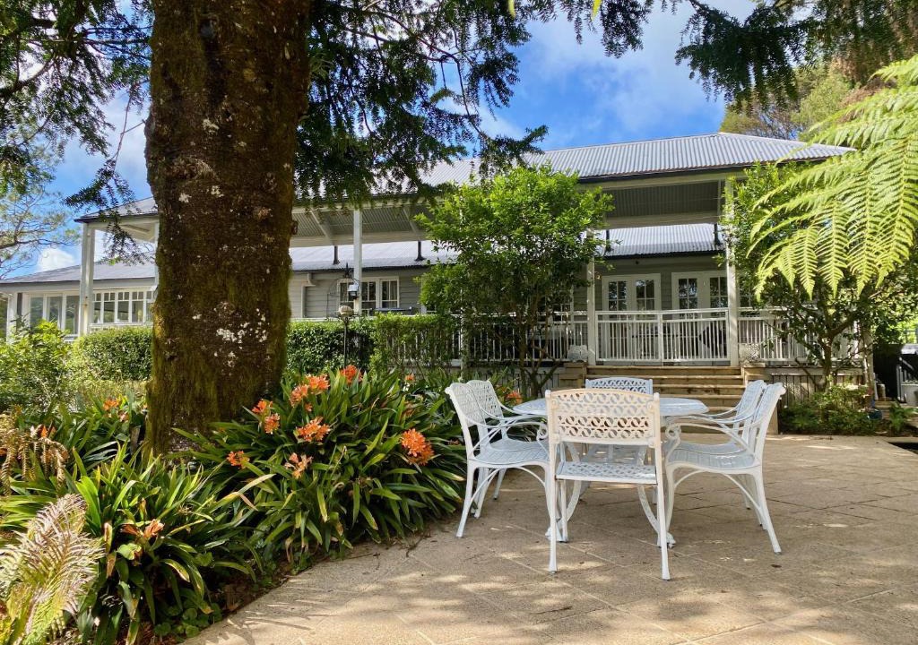 Springbrook House | Tulip Gardens Estate - Spa, Sauna & Pet Friendly