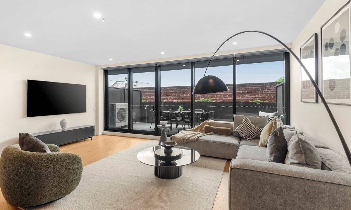 West Melbourne House | Ultralux City Townhouse with Parking, Gym + Views