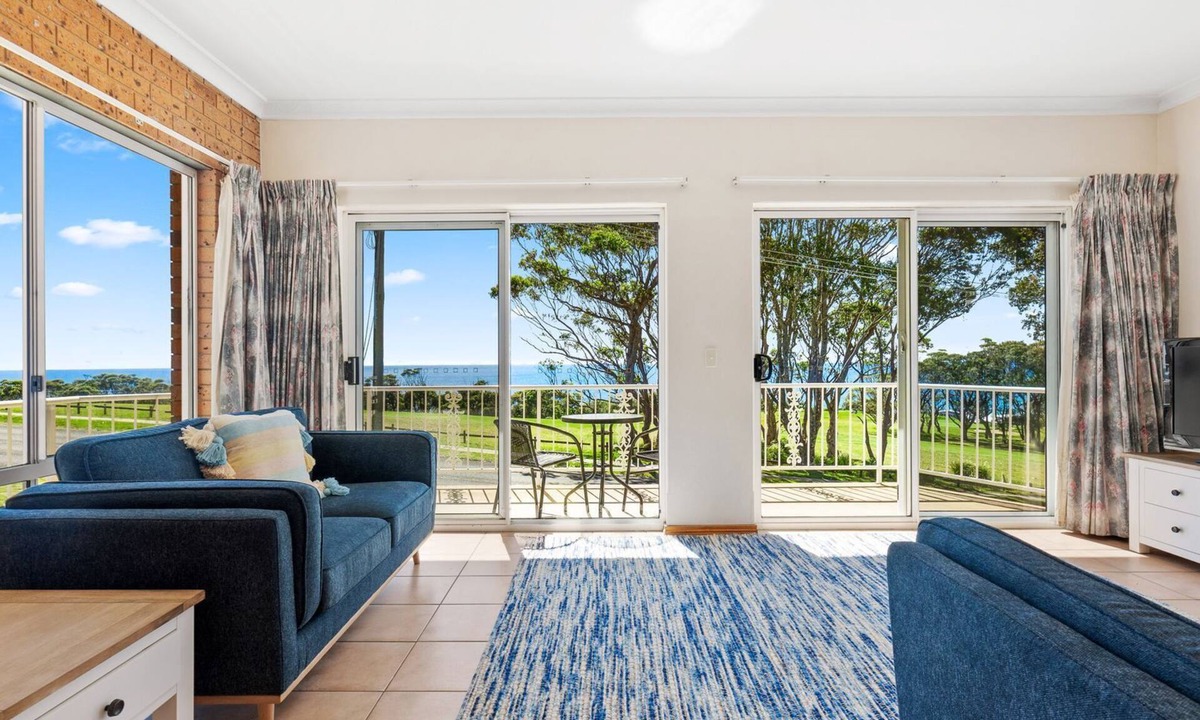 Narooma Apartment | Unit 2, 12 Ballingalla Apartments overlooking the golf course with Ocean Views