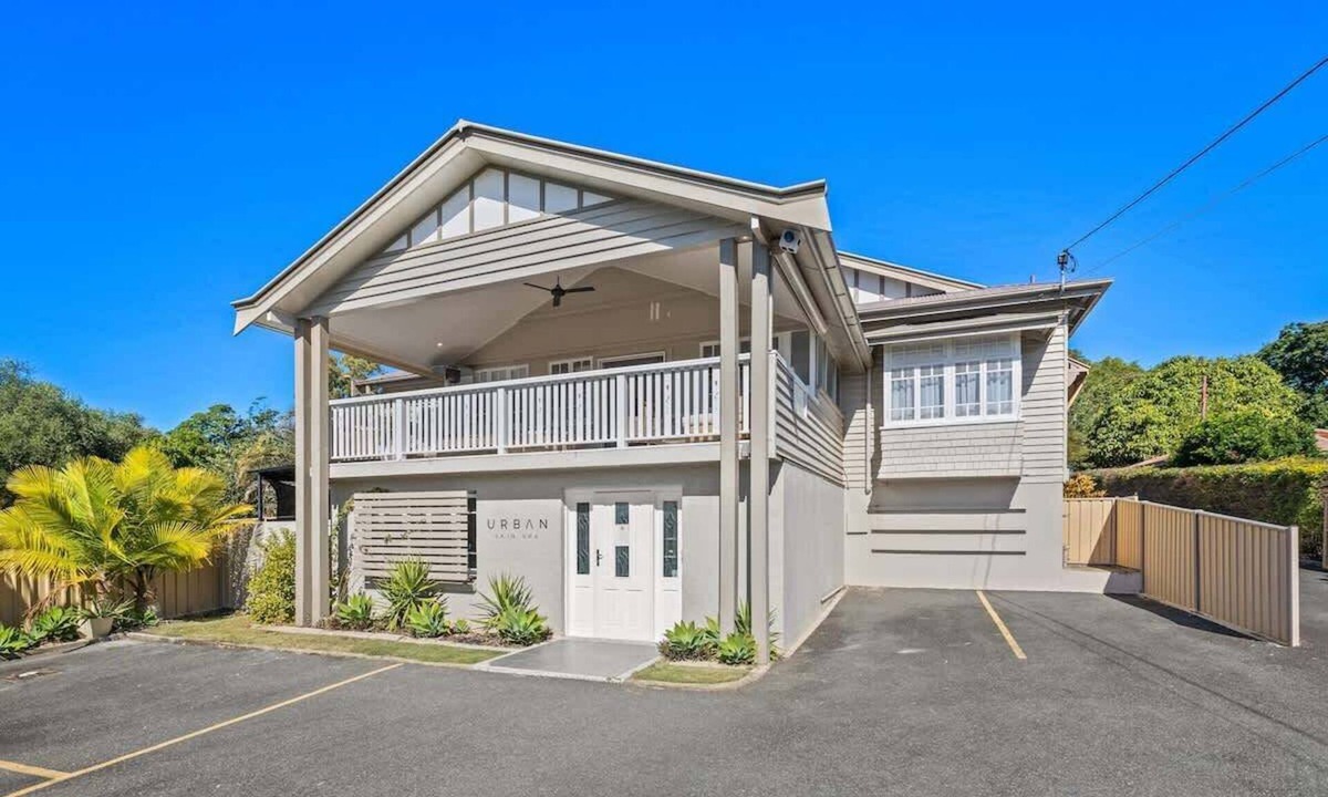 Newtown House | Urban Getaway Whole Home - 6BR/5BA, Sauna, Ipswich